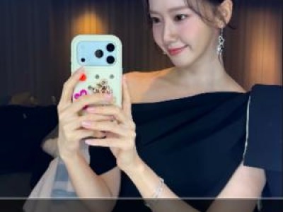 윤아 블랙 드레스로 화려한 매력 발산