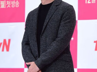 엄태웅 9년 만에 복귀 사진전 열어