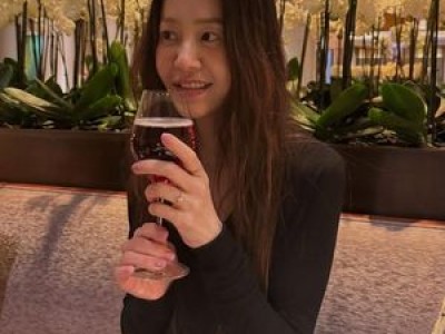 고현정 파리에서 우아한 모습으로 팬들 반응 뜨거움